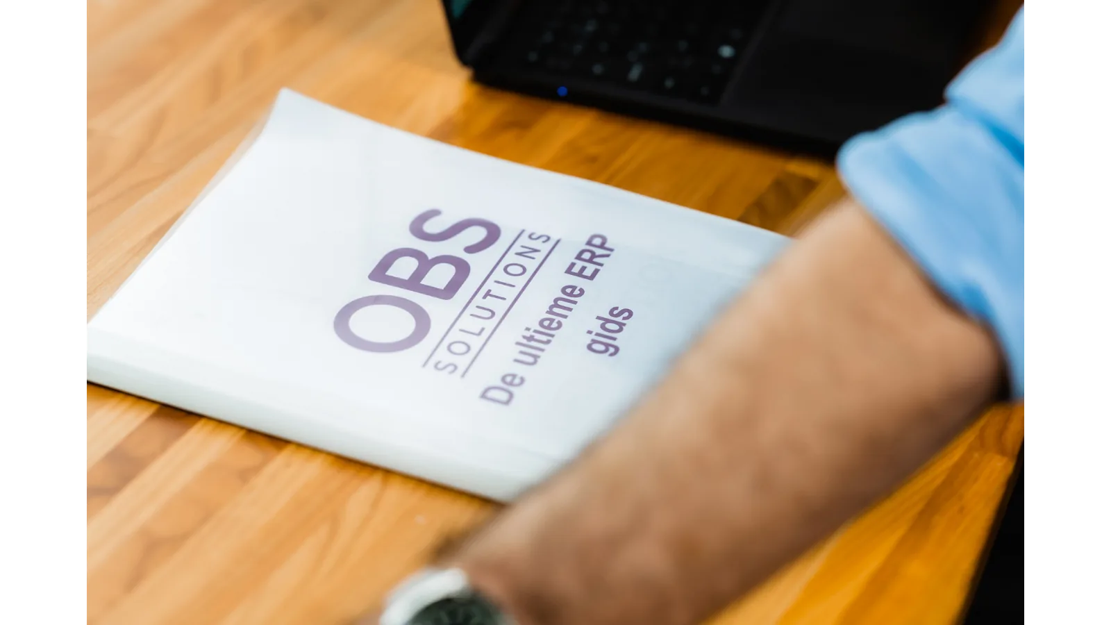 De ultieme ERP-gids van OBS Solutions op tafel tijdens een Odoo-trainingssessie