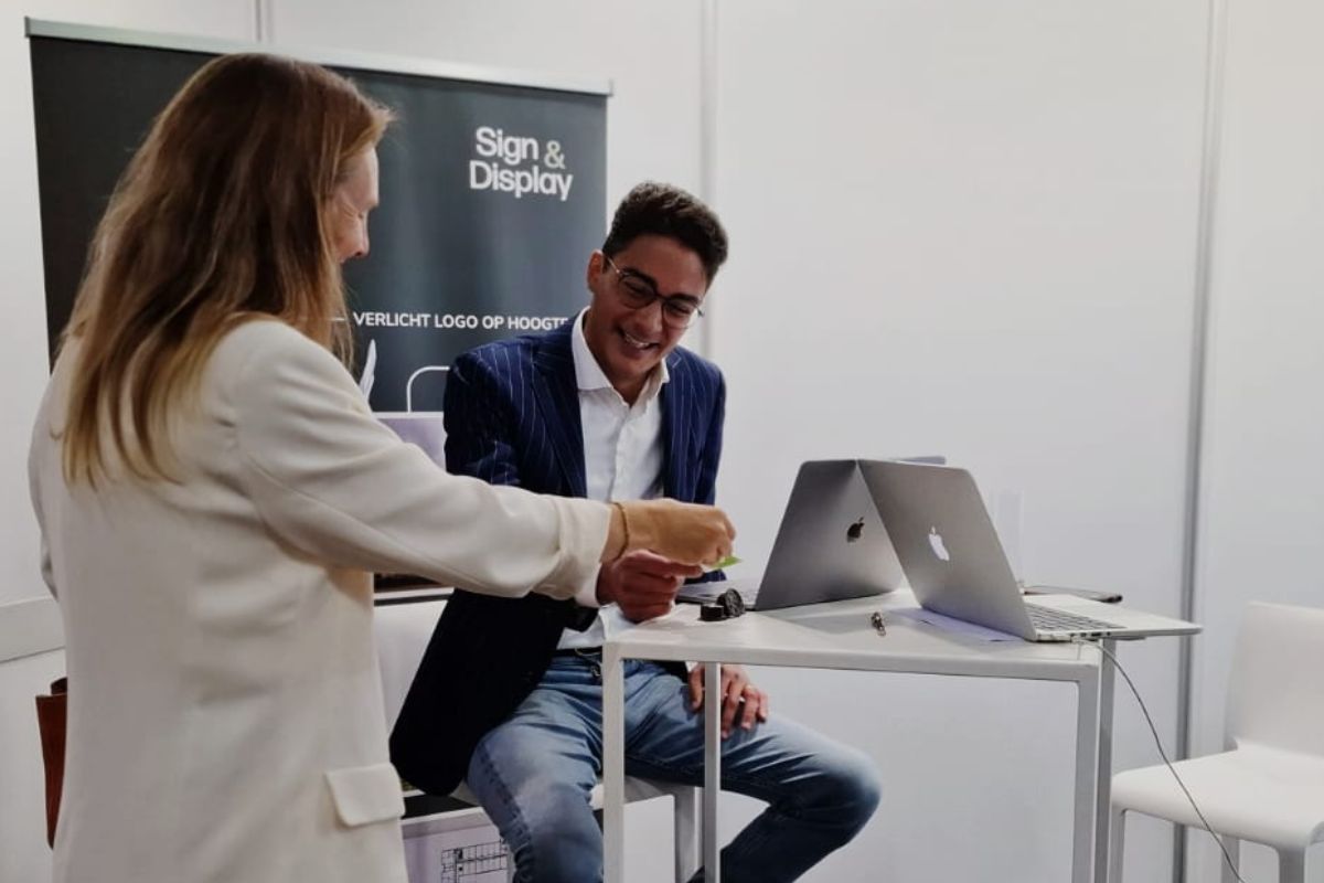 Overleg bij Sign en Display tijdens een Facility Managers-evenement
