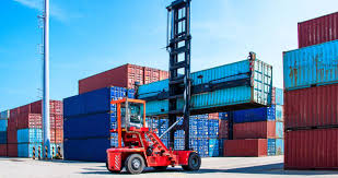 Heftruck verplaatst containers bij een machinery-dealer met Odoo-implementatie