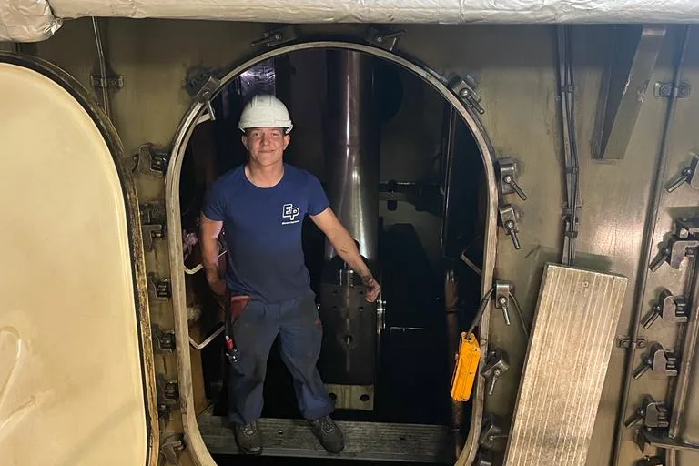 Technicus van Electro Partners tijdens een interventie aan boord van een schip