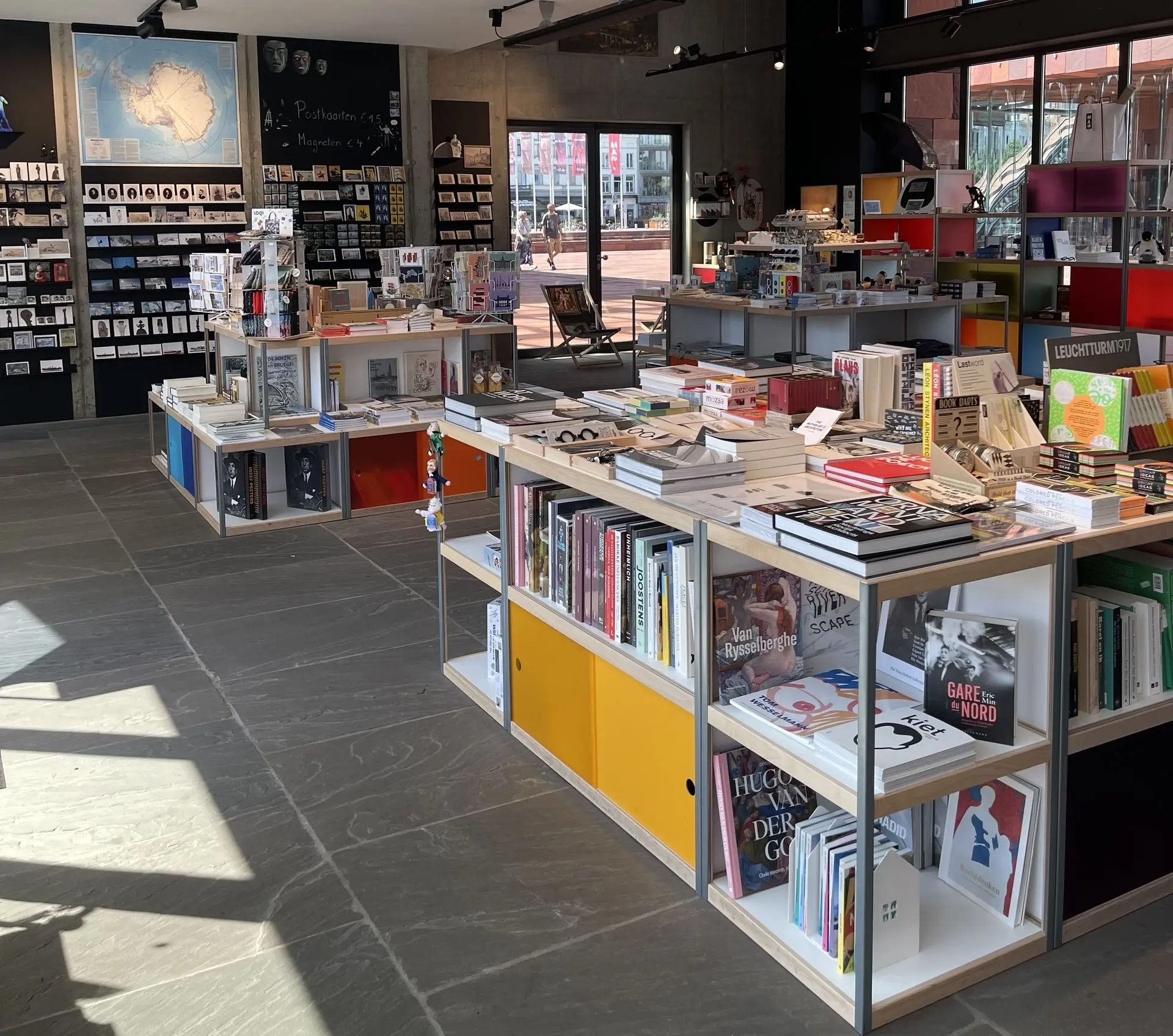 Interieur van de MAS Shop in Antwerpen met boeken en museumproducten