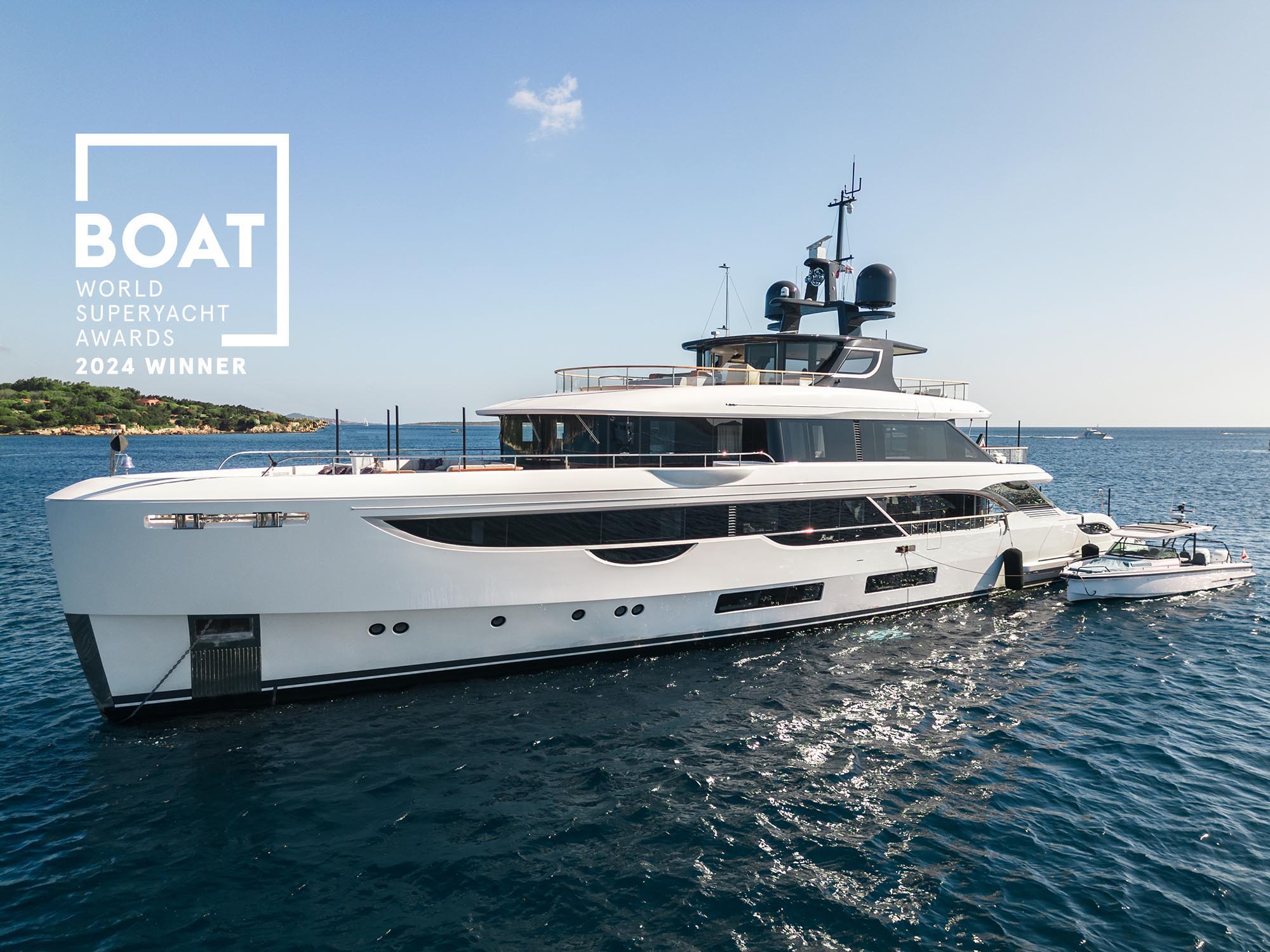 Superjacht van SeaNet SuperYachts voor anker in een baai