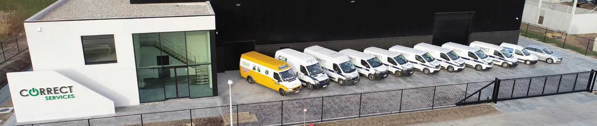Wagenpark van Correct Services en Gentse Heftrucks voor het bedrijfsgebouw in Evergem
