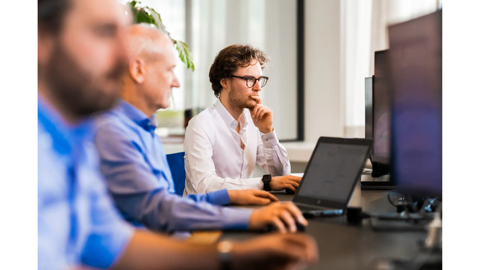 Dedicated Odoo-consultant van OBS geconcentreerd aan het werk op kantoor