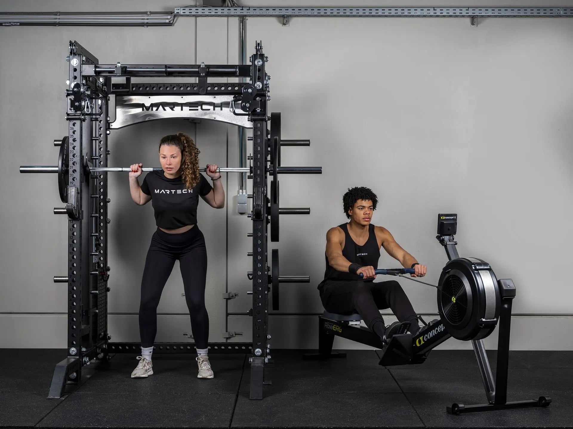 Krachtstation en roeitrainer van Fitness Depot in gebruik