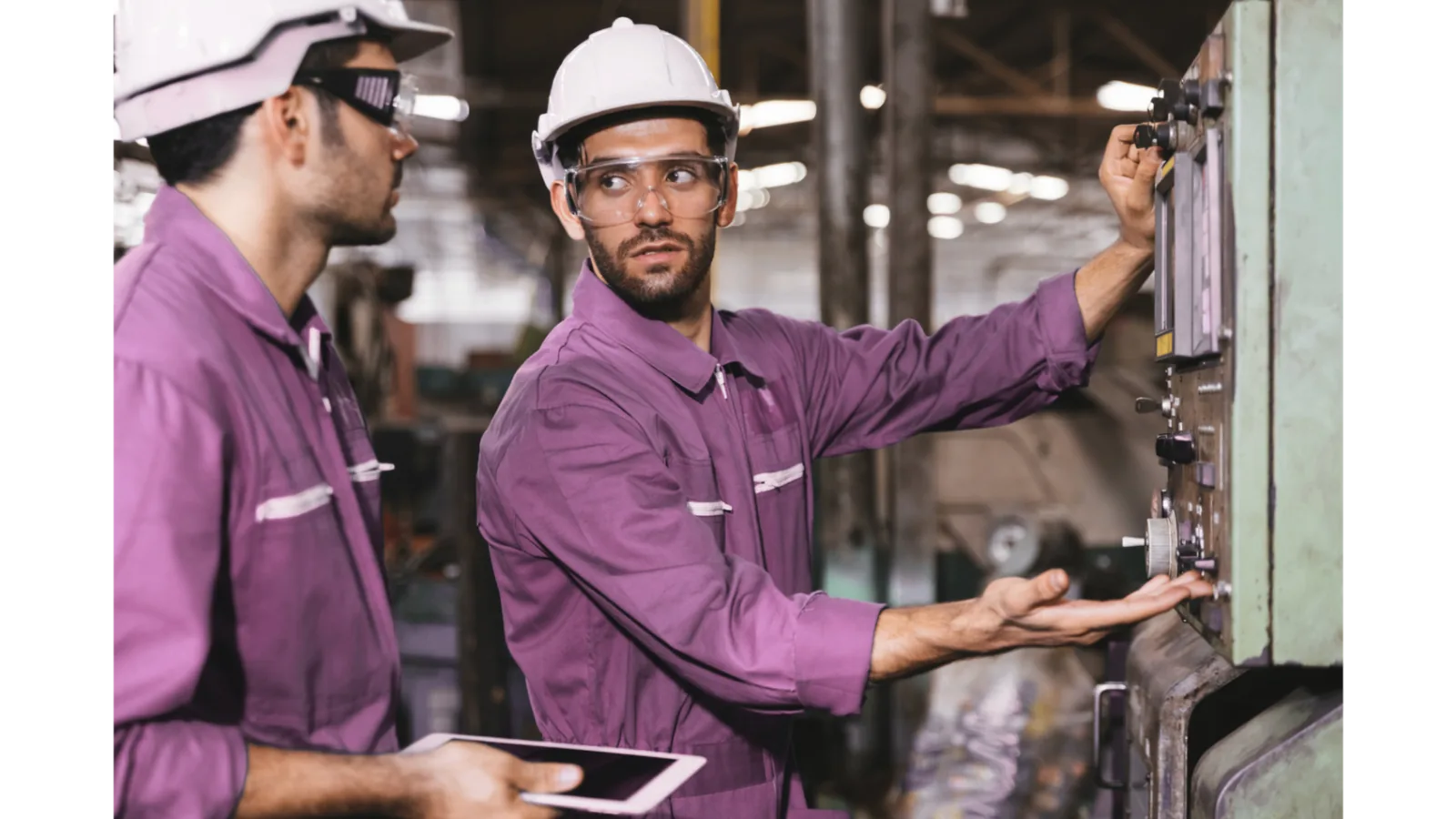 Twee technici bij een machinepaneel in een fabriek — Odoo voor industrieel onderhoud en field service