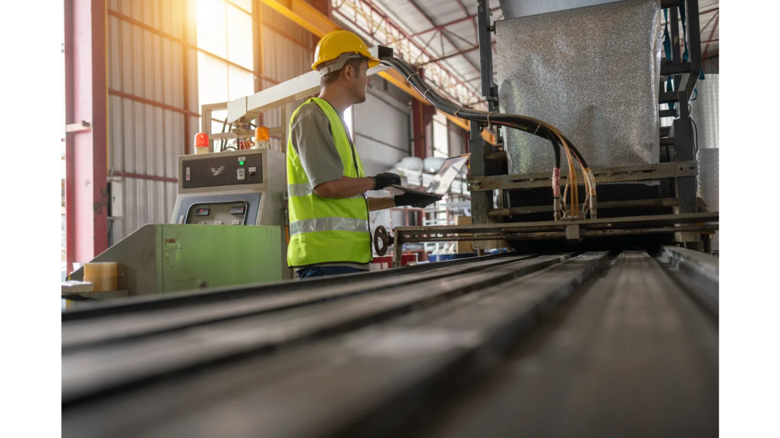Operator met tablet aan een productielijn — Odoo voor productiebedrijven
