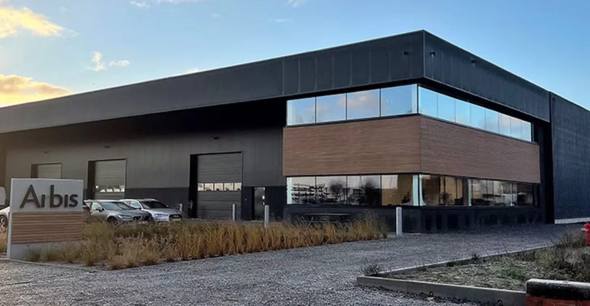 Het bedrijfsgebouw van Arbis houthandel met de Arbis-gevel