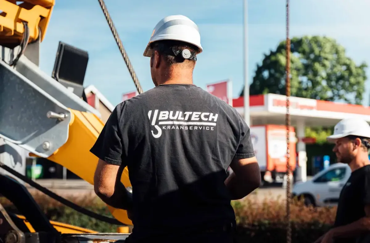 Bultech kraanservice-medewerker bij een mobiele kraan op de werf