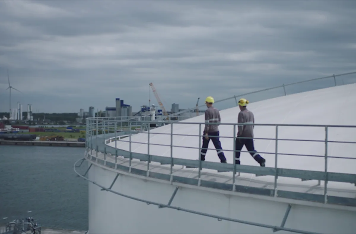 Technici van DCM EMBA op een opslagtank in de haven