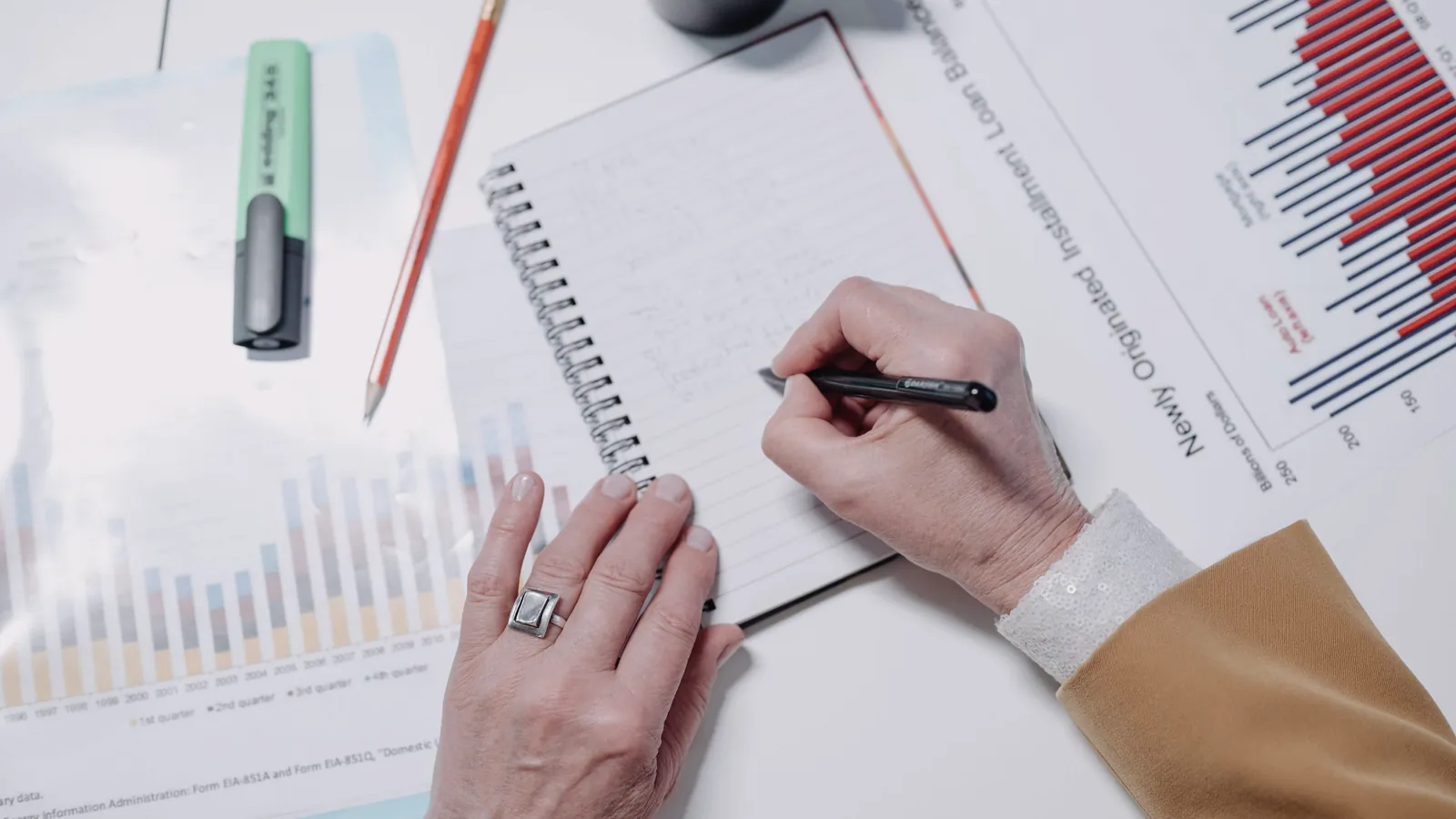 Notities en checklist naast rapporten bij het vergelijken van Odoo-partners