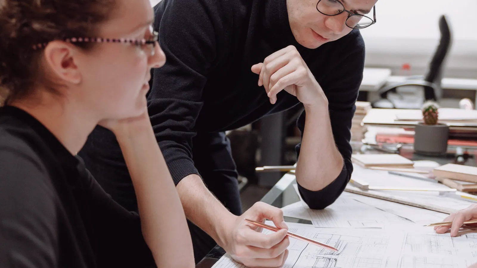 Odoo-consultant en zaakvoerder bespreken samen een procesanalyse aan tafel