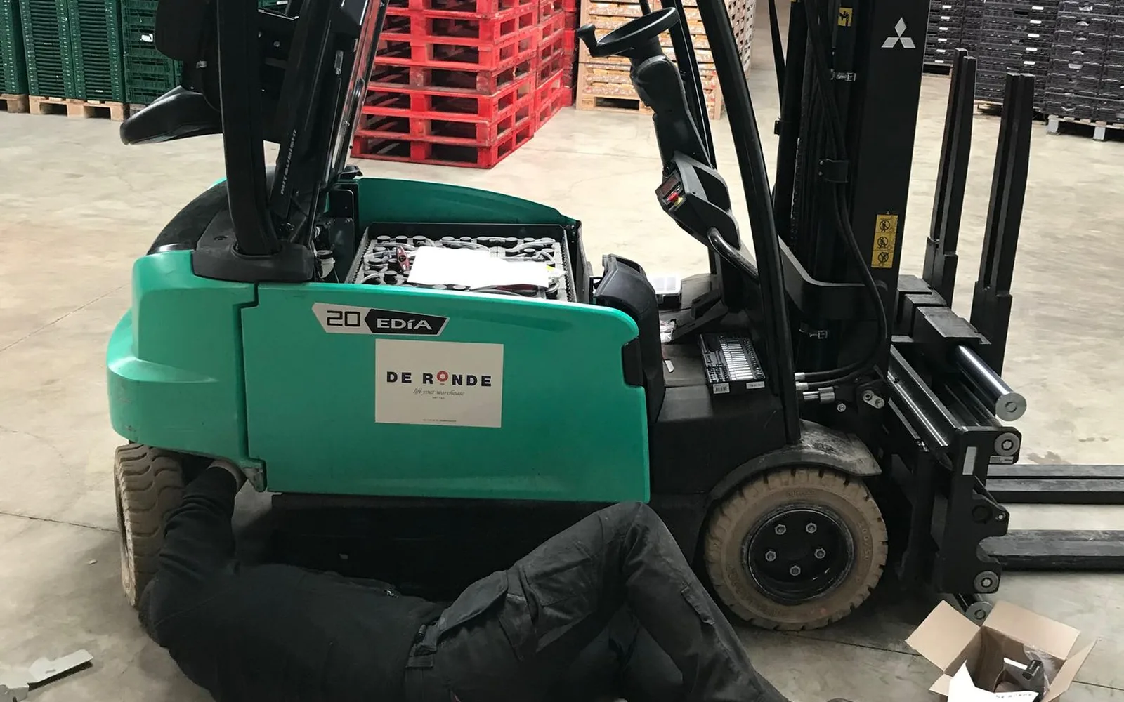 Technieker van De Ronde herstelt een heftruck en registreert onderdelen en uren in Odoo