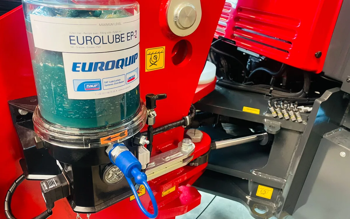 Automatisch smeersysteem van Euroquip gemonteerd op een machine bij de klant